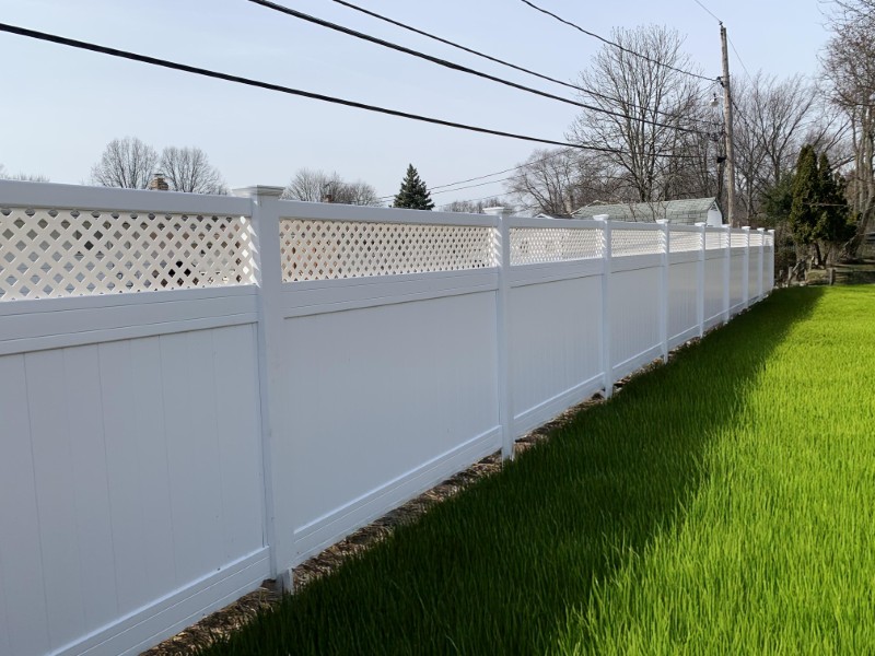 vinyl fence with decorative lattice